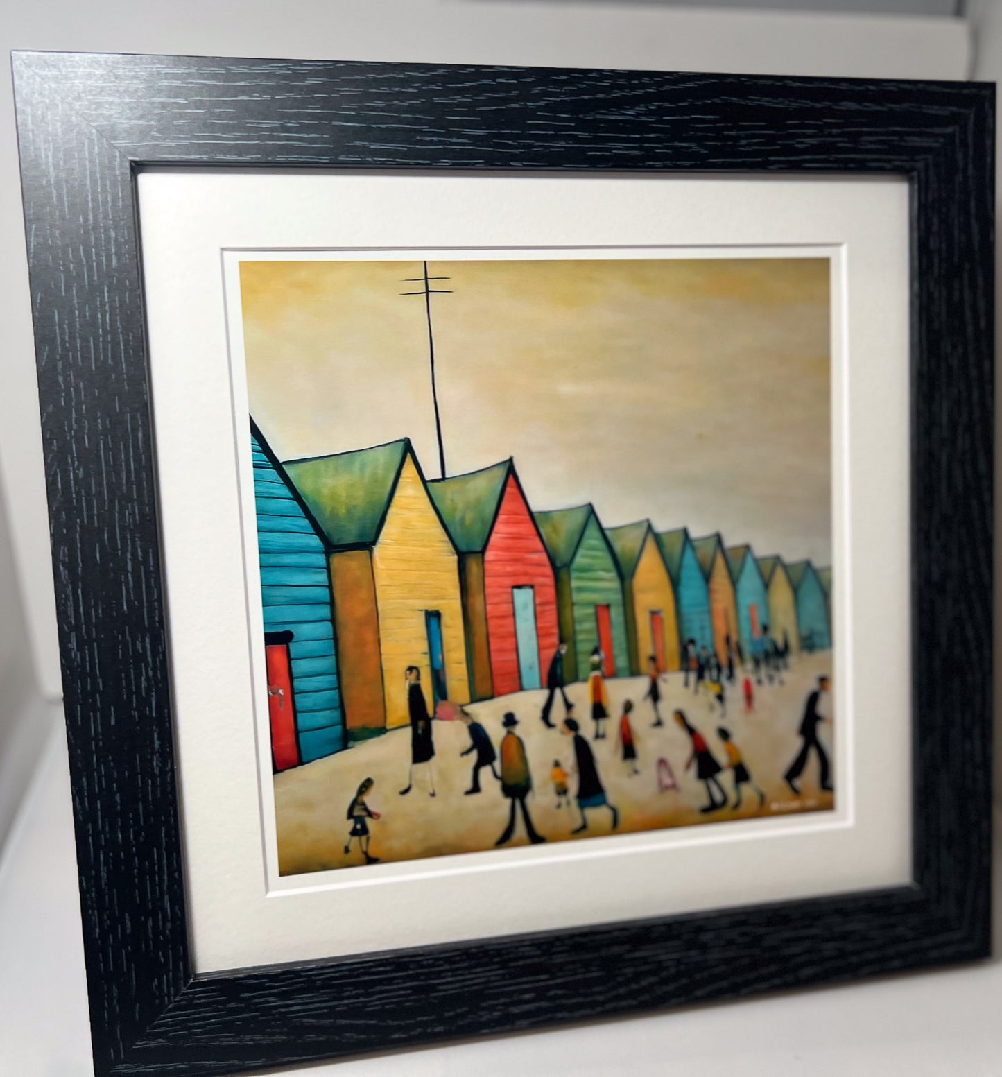Brighton Beach Huts - Impression d'art giclée 21 cm carré. Image attachante dans le style de LS Lowry